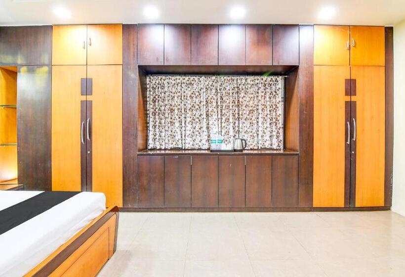 هتل Oyo The Luxury Palace