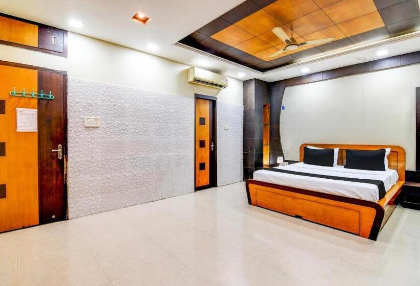 هتل Oyo The Luxury Palace