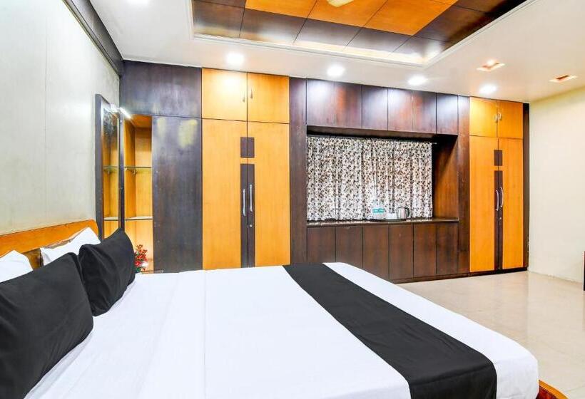 هتل Oyo The Luxury Palace