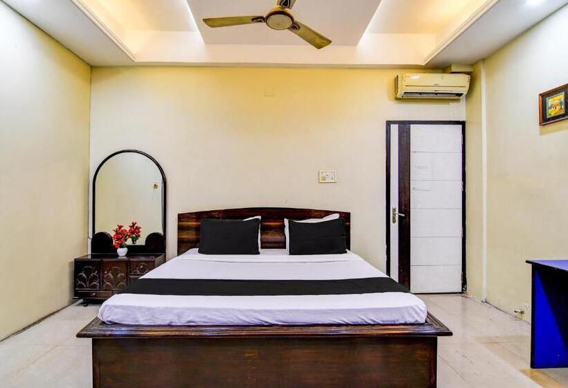 هتل Oyo The Luxury Palace