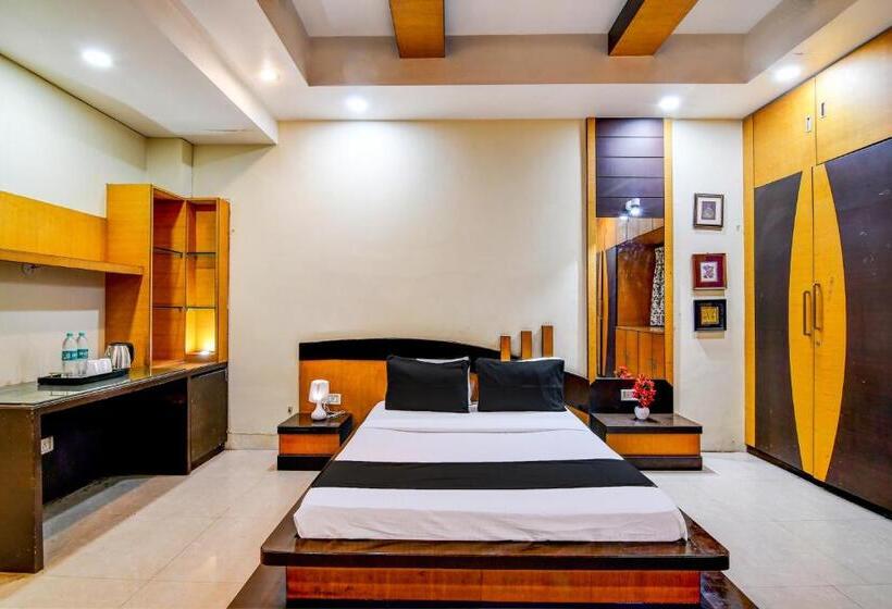 هتل Oyo The Luxury Palace