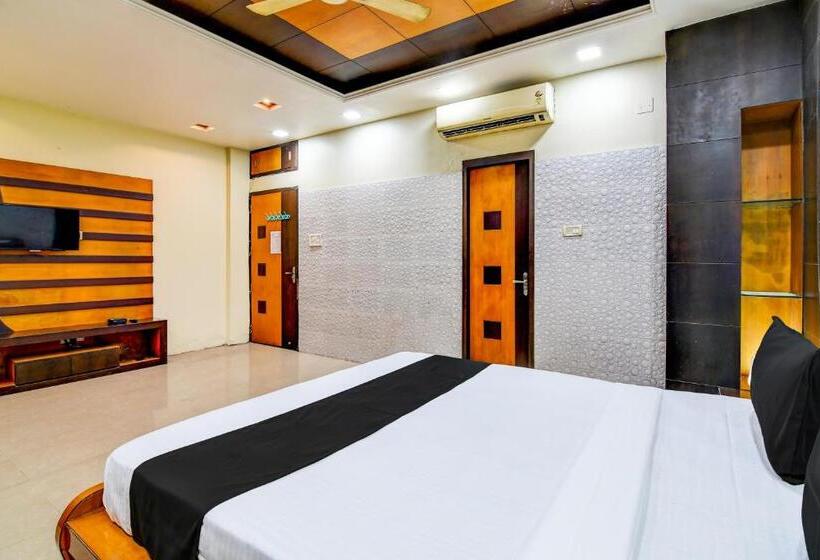 هتل Oyo The Luxury Palace