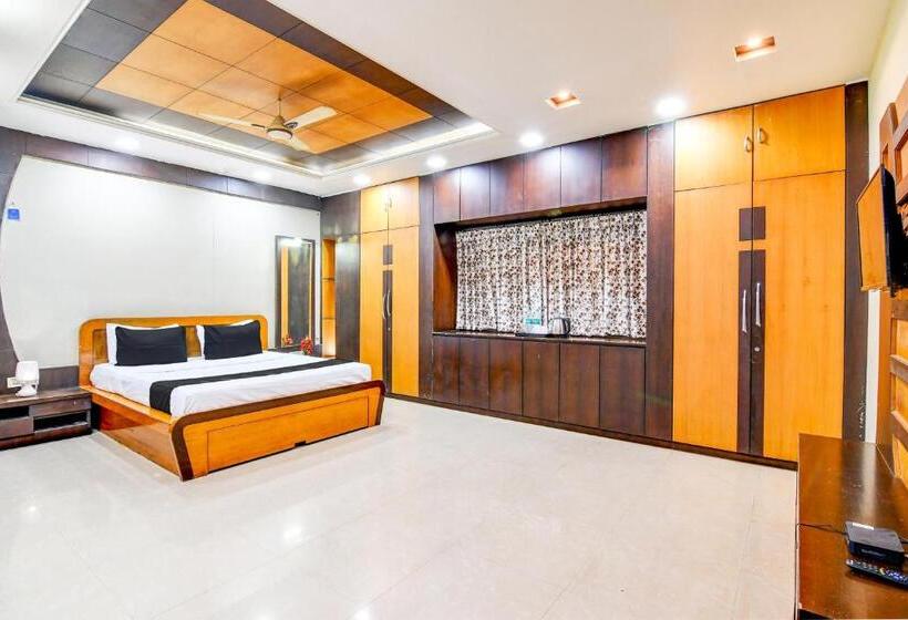 هتل Oyo The Luxury Palace