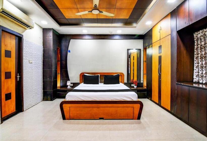 هتل Oyo The Luxury Palace