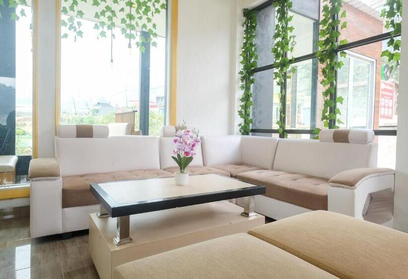 فندق Reddoorz Syariah Near Gerbang Dieng 2