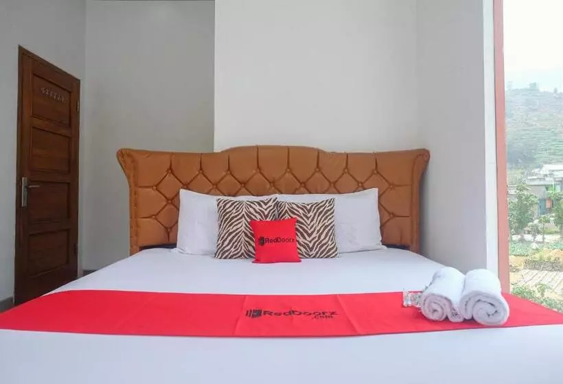 ホテル Reddoorz Syariah Near Gerbang Dieng 2