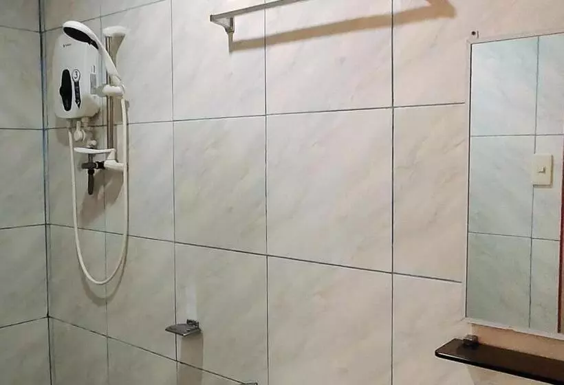 Hotelli Reddoorz @ Johsons Pension House Butuan City