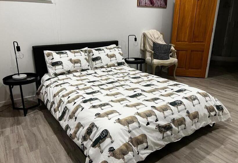 بنسيون Short Stay  Entire Guesthouse!