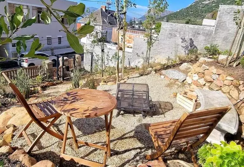 Majatalo The Dragon Tree Guesthouse