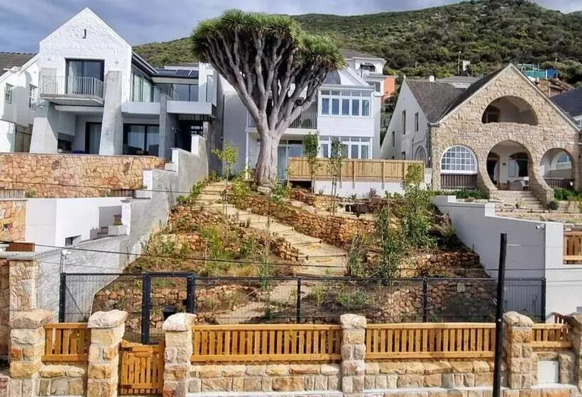 Majatalo The Dragon Tree Guesthouse