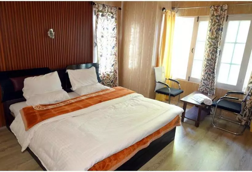 ペンション White House Cottage