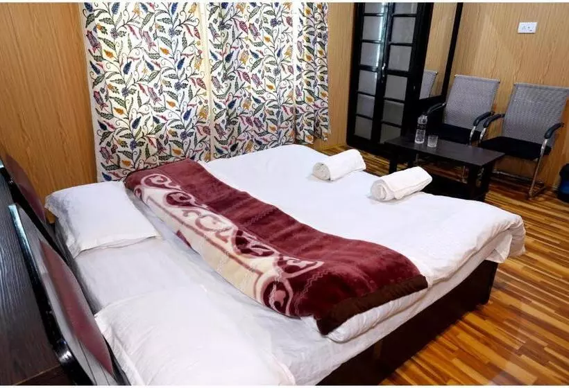 ペンション White House Cottage