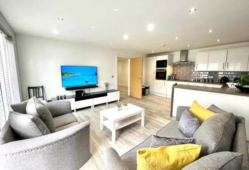 Rooms Near Me   Lux 2 Bed Apartment, Walsall City Centre, Smart Tv, Ensuite, M6 J9, Parking Nearby