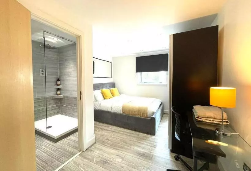 Rooms Near Me   Lux 2 Bed Apartment, Walsall City Centre, Smart Tv, Ensuite, M6 J9, Parking Nearby