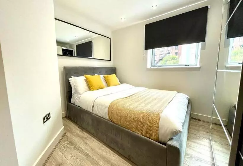 Rooms Near Me   Lux 2 Bed Apartment, Walsall City Centre, Smart Tv, Ensuite, M6 J9, Parking Nearby