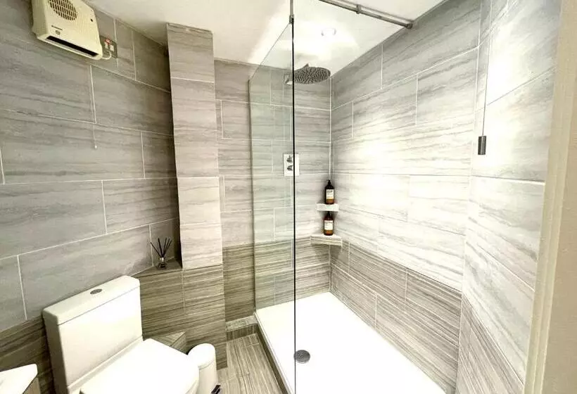 Rooms Near Me   Lux 2 Bed Apartment, Walsall City Centre, Smart Tv, Ensuite, M6 J9, Parking Nearby