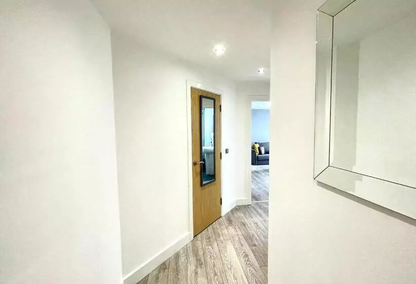 Rooms Near Me   Lux 2 Bed Apartment, Walsall City Centre, Smart Tv, Ensuite, M6 J9, Parking Nearby