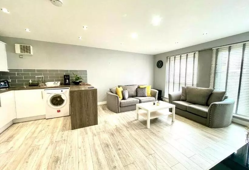 Rooms Near Me   Lux 2 Bed Apartment, Walsall City Centre, Smart Tv, Ensuite, M6 J9, Parking Nearby