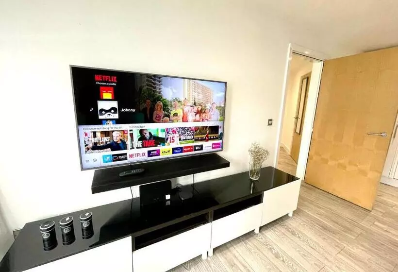 Rooms Near Me   Lux 2 Bed Apartment, Walsall City Centre, Smart Tv, Ensuite, M6 J9, Parking Nearby