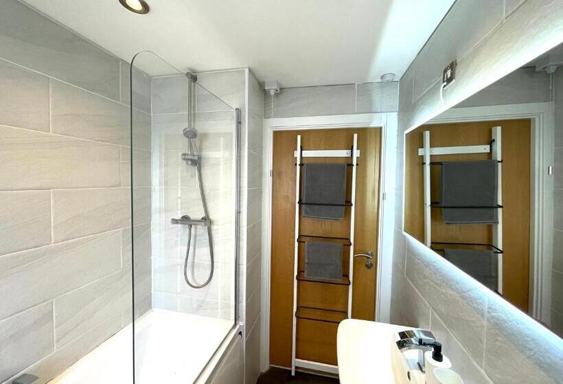 Rooms Near Me   Lux 2 Bed Apartment, Walsall City Centre, Smart Tv, Ensuite, M6 J9, Parking Nearby