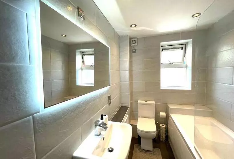 Rooms Near Me   Lux 2 Bed Apartment, Walsall City Centre, Smart Tv, Ensuite, M6 J9, Parking Nearby