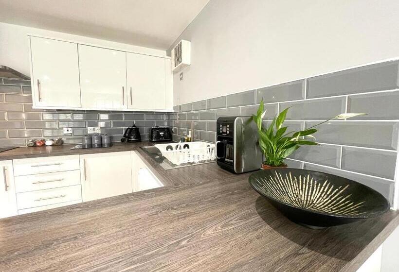 Rooms Near Me   Lux 2 Bed Apartment, Walsall City Centre, Smart Tv, Ensuite, M6 J9, Parking Nearby