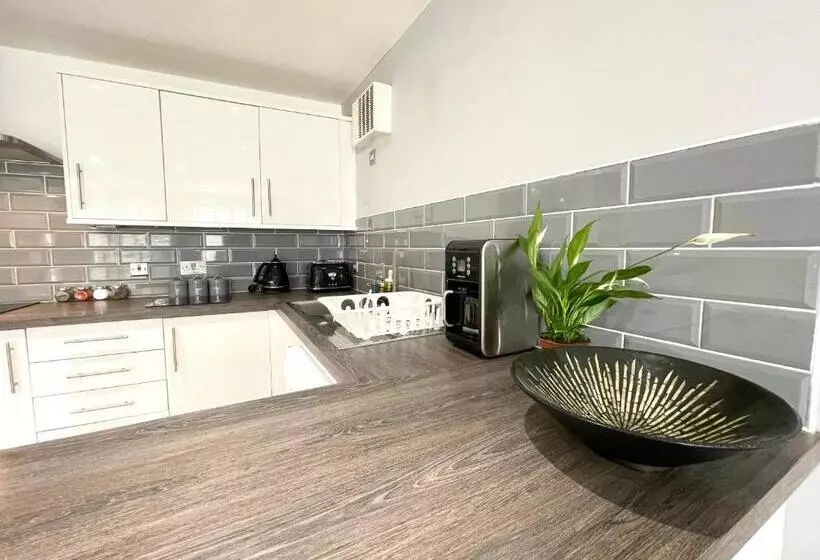 Rooms Near Me   Lux 2 Bed Apartment, Walsall City Centre, Smart Tv, Ensuite, M6 J9, Parking Nearby