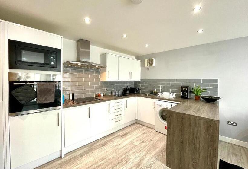 Rooms Near Me   Lux 2 Bed Apartment, Walsall City Centre, Smart Tv, Ensuite, M6 J9, Parking Nearby