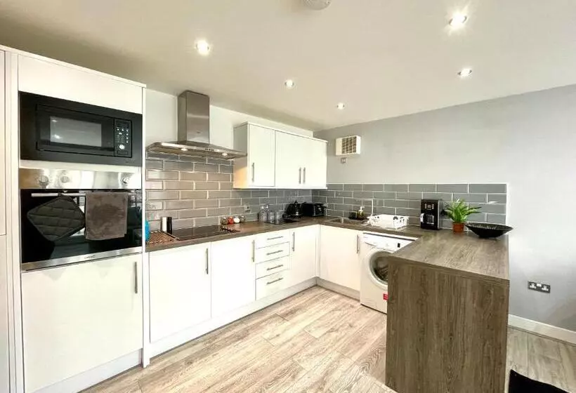 Rooms Near Me   Lux 2 Bed Apartment, Walsall City Centre, Smart Tv, Ensuite, M6 J9, Parking Nearby