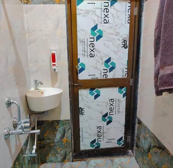 Hotel Fabexpress Saryu