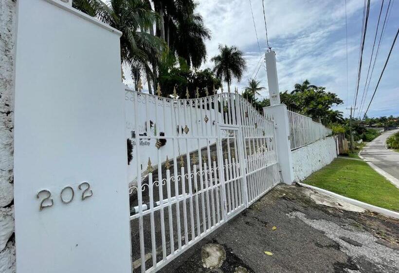 هاستل The Lodge @ Peaceful Palms