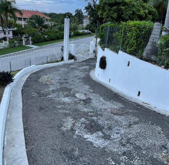 هاستل The Lodge @ Peaceful Palms