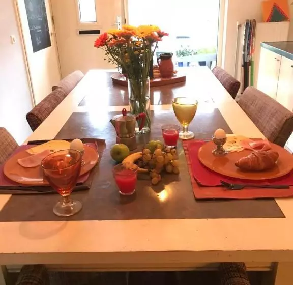 تختخواب و صبحانه Great House For Two In Amsterdam