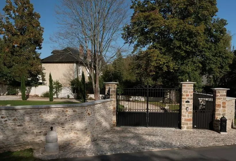 Aamiaismajoitus (B&B) Le Clocher De La Duchesse