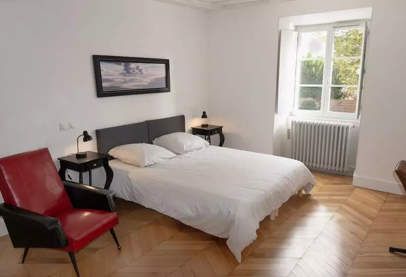 Aamiaismajoitus (B&B) Le Clocher De La Duchesse