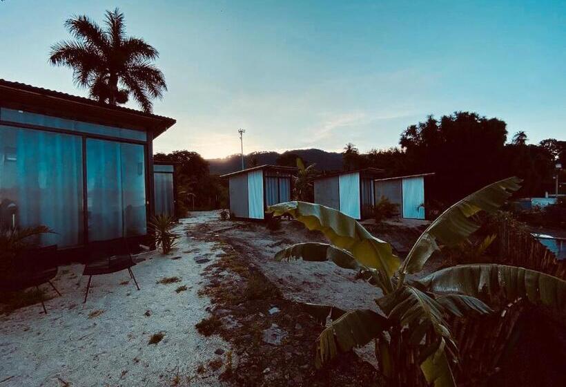 هتل کپسول Azul Rosa Party Lodging