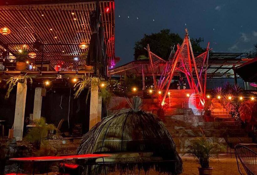 هتل کپسول Azul Rosa Party Lodging