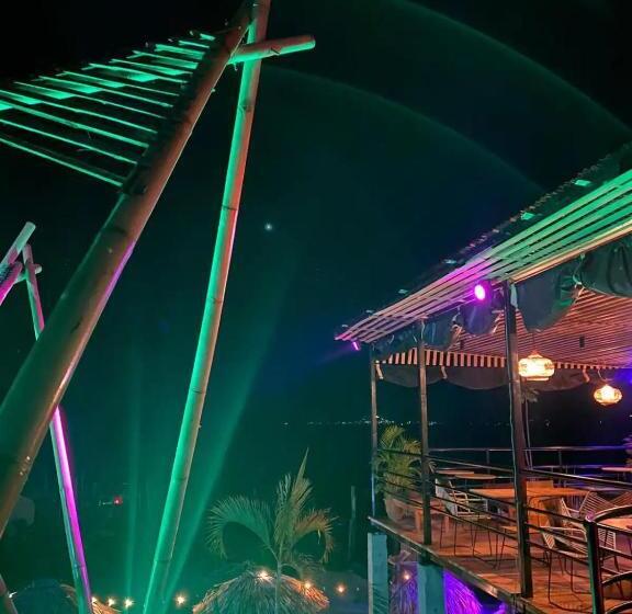 هتل کپسول Azul Rosa Party Lodging