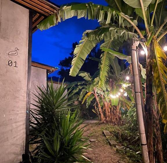 هتل کپسول Azul Rosa Party Lodging