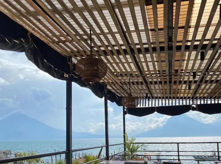 هتل کپسول Azul Rosa Party Lodging