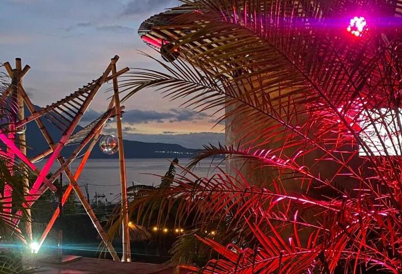 هتل کپسول Azul Rosa Party Lodging