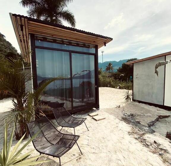 هتل کپسول Azul Rosa Party Lodging