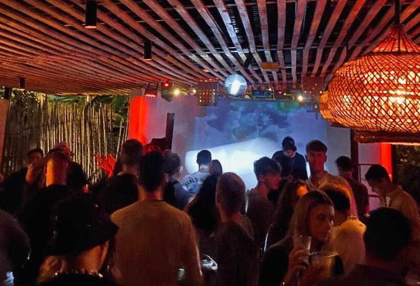 هتل کپسول Azul Rosa Party Lodging