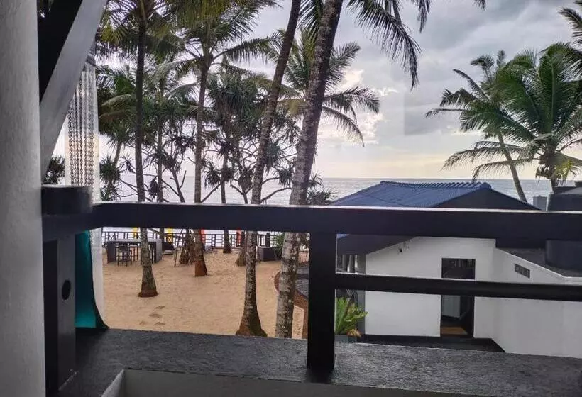 ホテル Dalawella Beach Resort