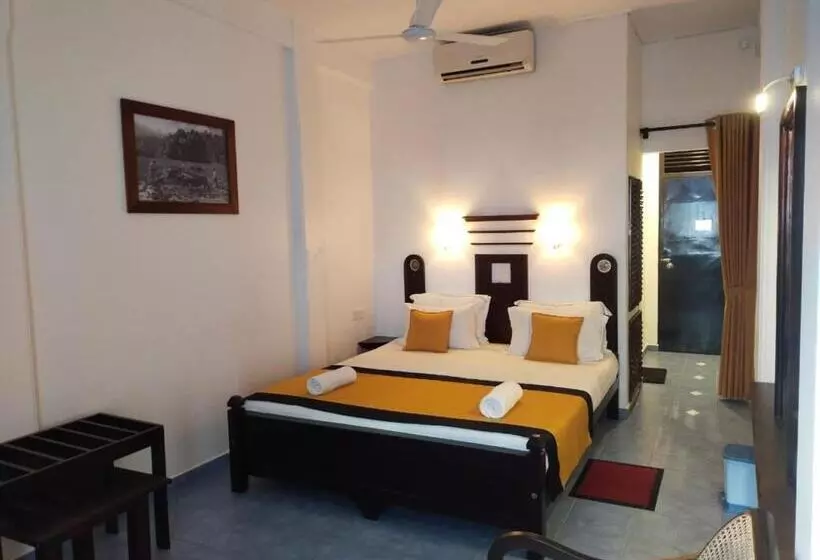 ホテル Dalawella Beach Resort