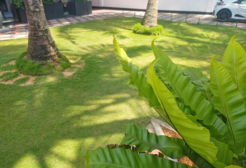 Отель Dalawella Beach Resort