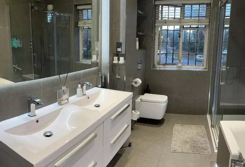 پانسیون Don T Wake Me Up. South London. Sleeps 6
