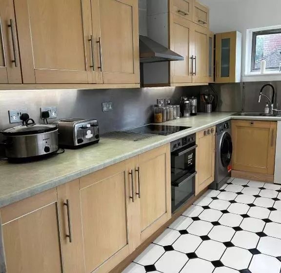 پانسیون Don T Wake Me Up. South London. Sleeps 6