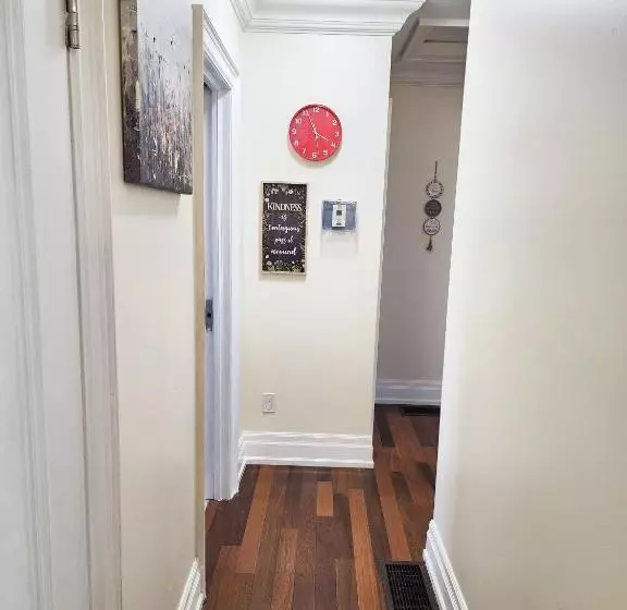 Majatalo Toronto Uptown 1   Bus To Downtown