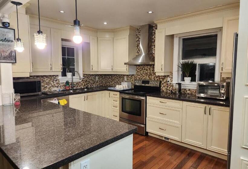 بنسيون Toronto Uptown 1   Bus To Downtown